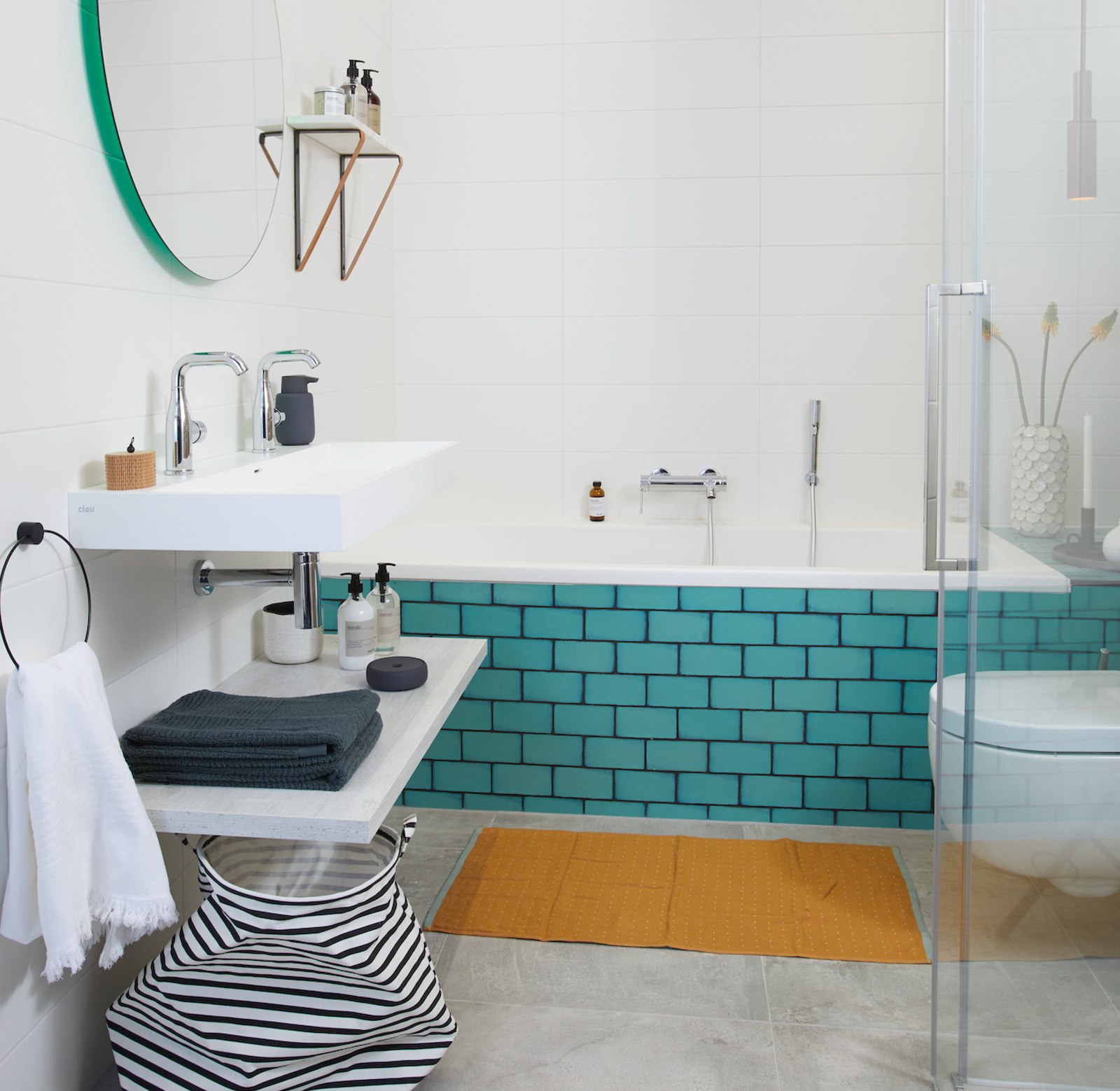 Afgeronde badkamer in de stijl Home, met turquoise tegels en vrijstaand bad