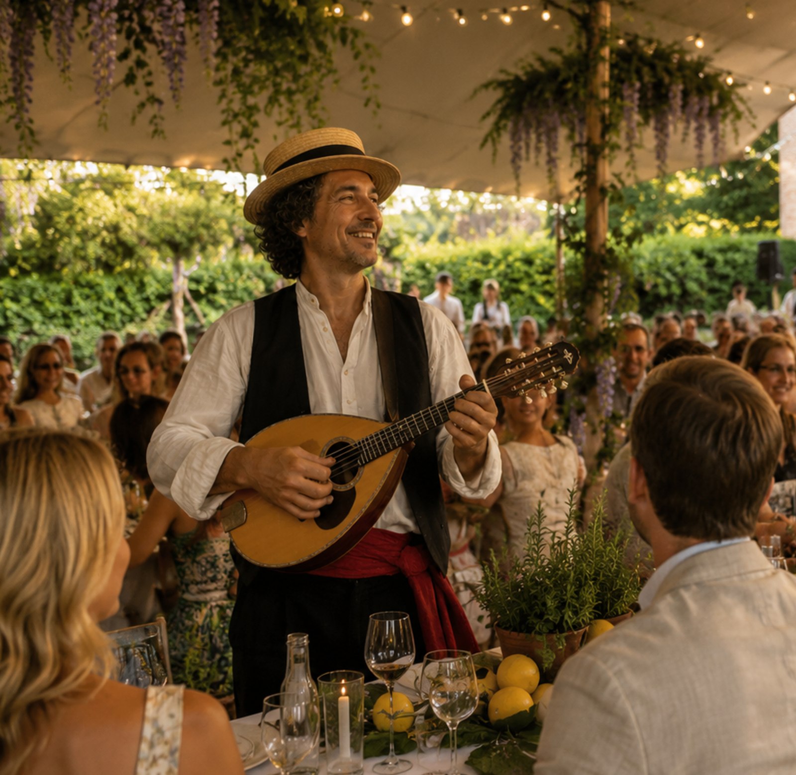 Een muzikant met mandoline zingt tussen de gasten aan tafel
