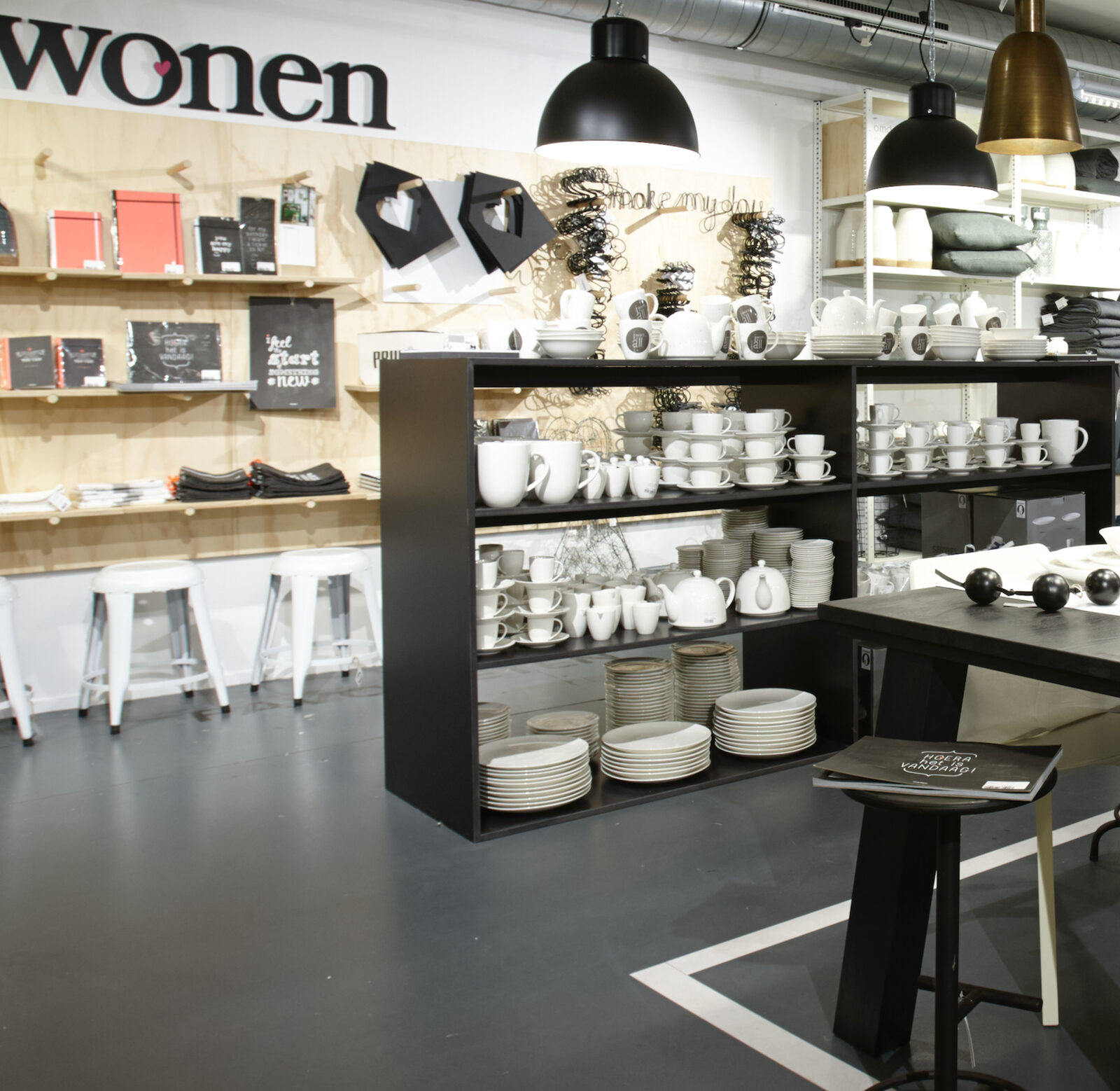Servieswand onder hanglampen in de vtwonen concept store