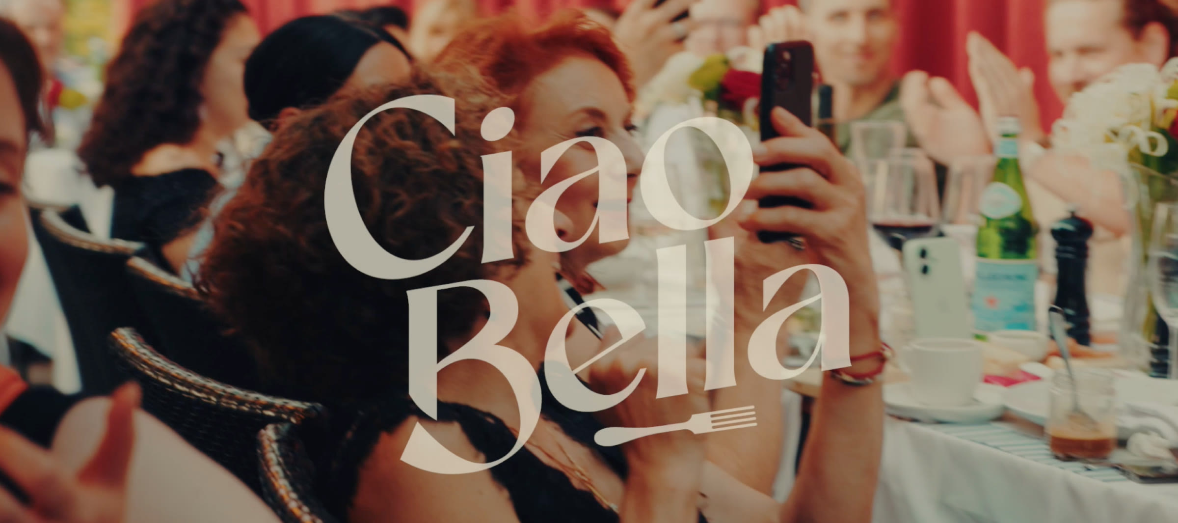 Gasten leggen het Ciao Bella!-moment vast tijdens het diner, met het merkteken over de foto